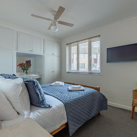 Luxury 2 Bed Room Lake View Apt Bowness Parking Bagian luar foto