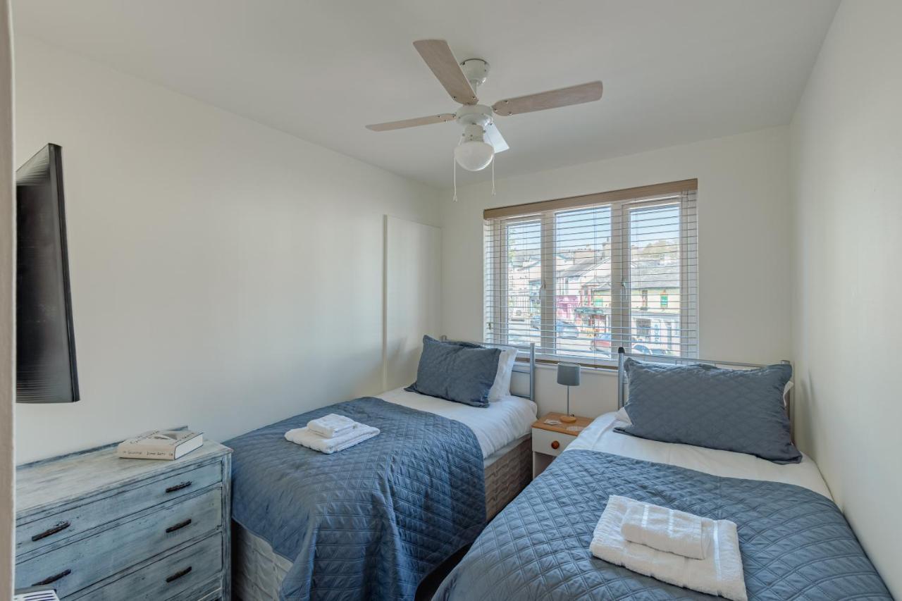 Luxury 2 Bed Room Lake View Apt Bowness Parking Bagian luar foto