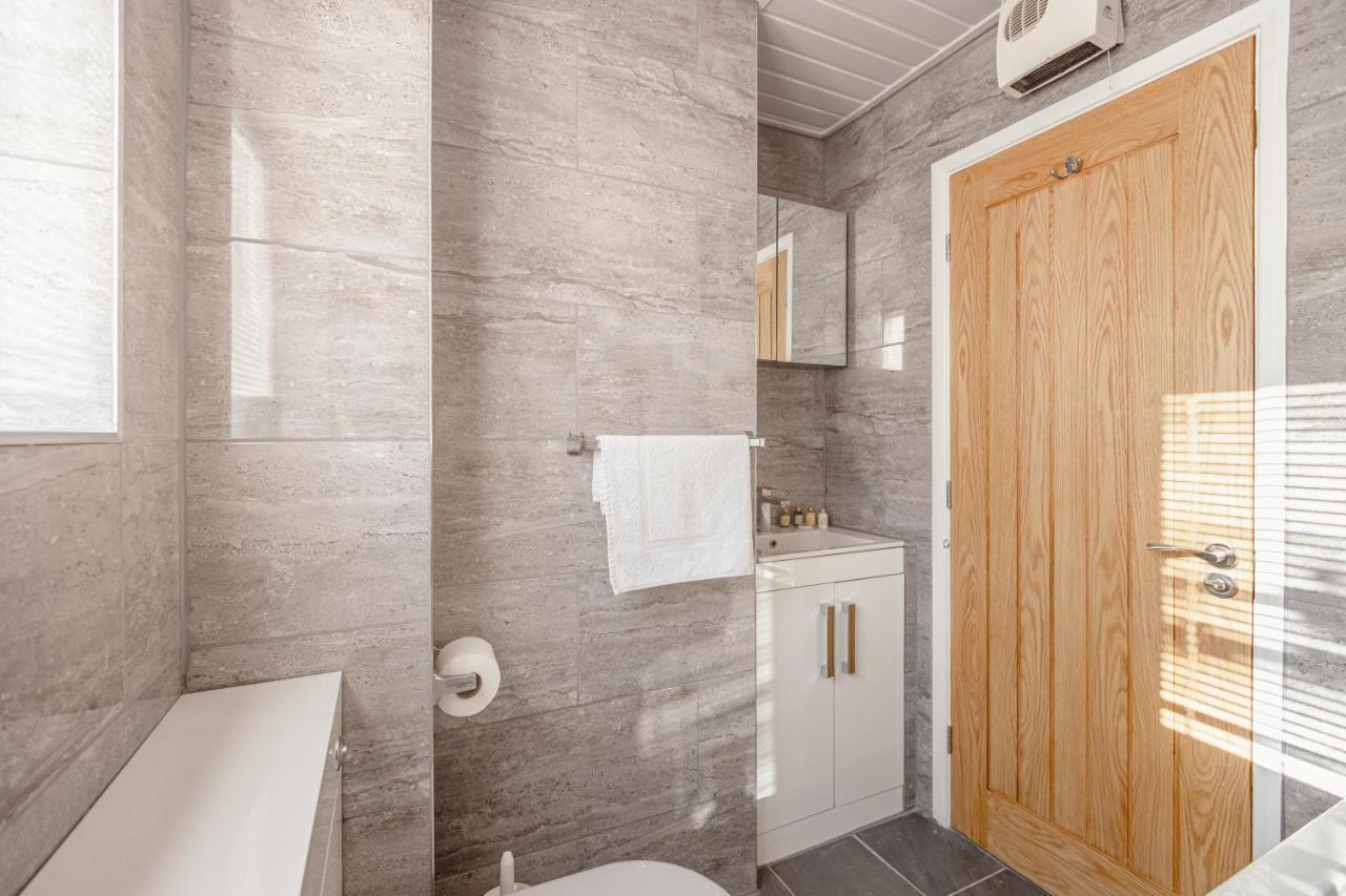 Luxury 2 Bed Room Lake View Apt Bowness Parking Bagian luar foto