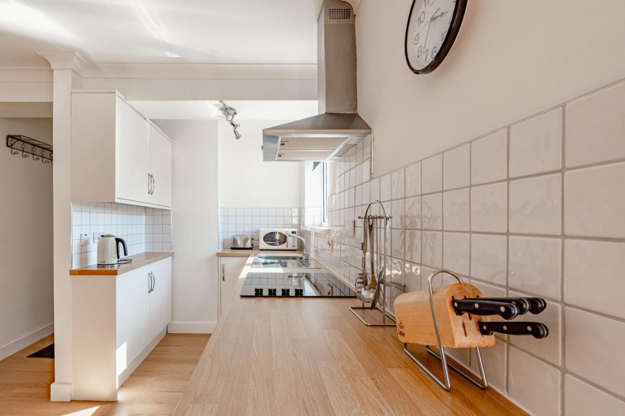 Luxury 2 Bed Room Lake View Apt Bowness Parking Bagian luar foto