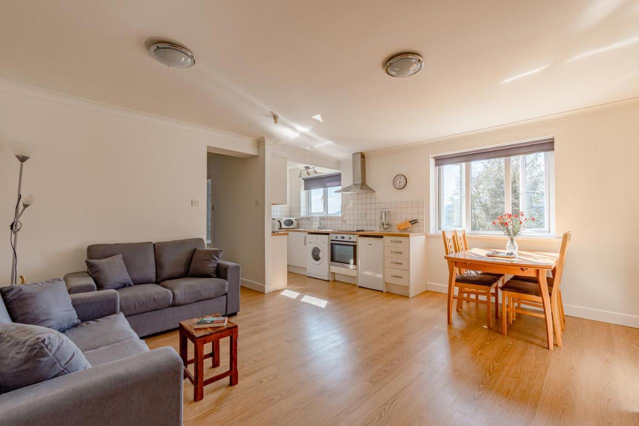 Luxury 2 Bed Room Lake View Apt Bowness Parking Bagian luar foto