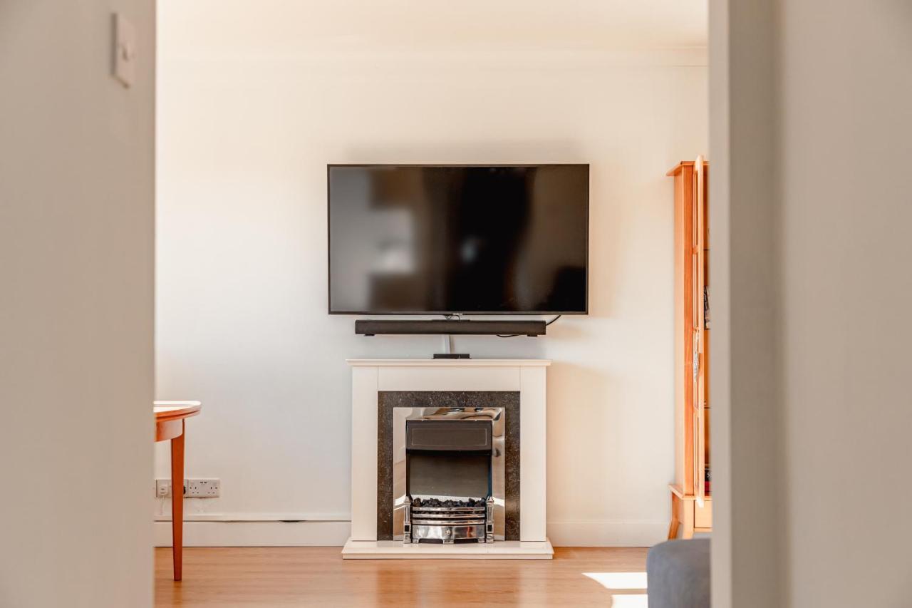 Luxury 2 Bed Room Lake View Apt Bowness Parking Bagian luar foto