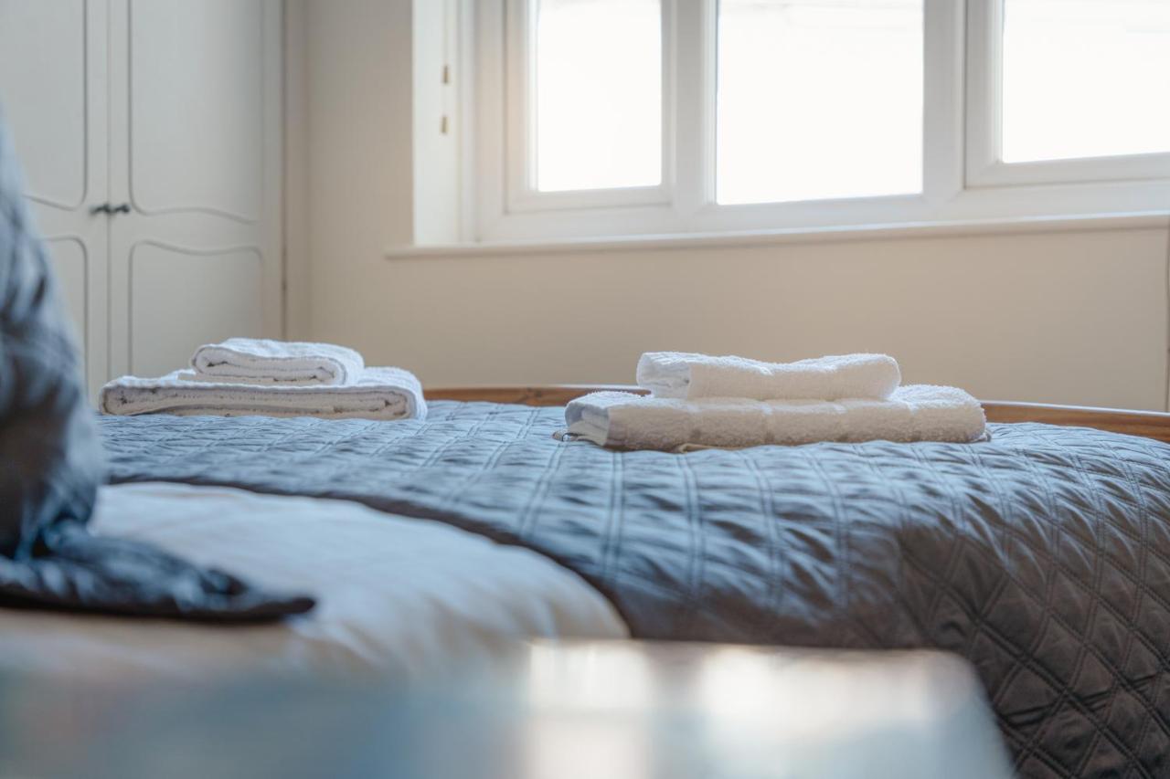 Luxury 2 Bed Room Lake View Apt Bowness Parking Bagian luar foto