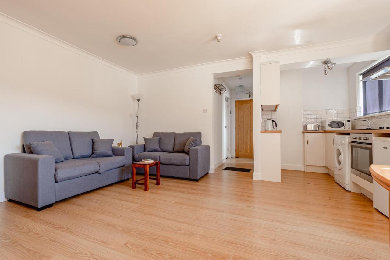 Luxury 2 Bed Room Lake View Apt Bowness Parking Bagian luar foto