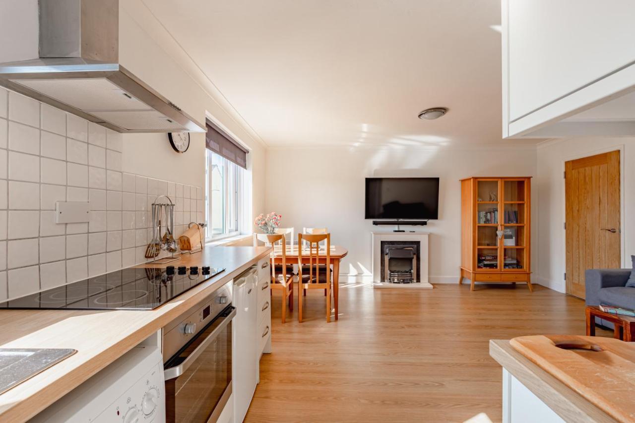 Luxury 2 Bed Room Lake View Apt Bowness Parking Bagian luar foto
